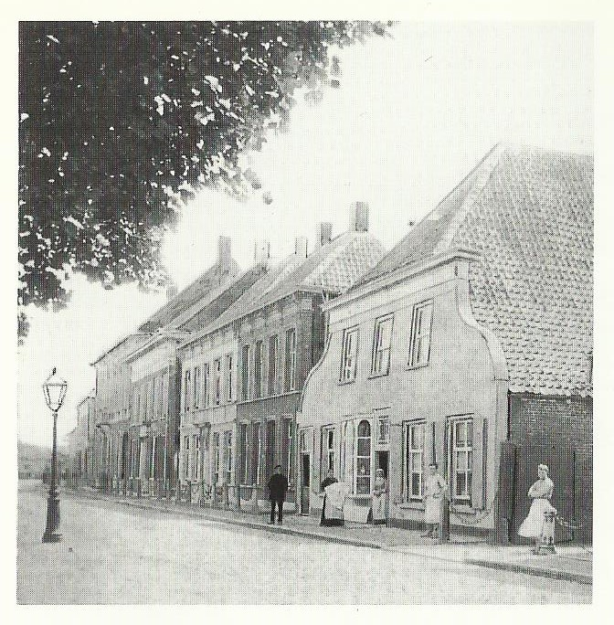 Bakkerij Knegtel aan de zuidzijde van de Heuvel (Foto omstreeks 1900). (Bron: R.A.T.