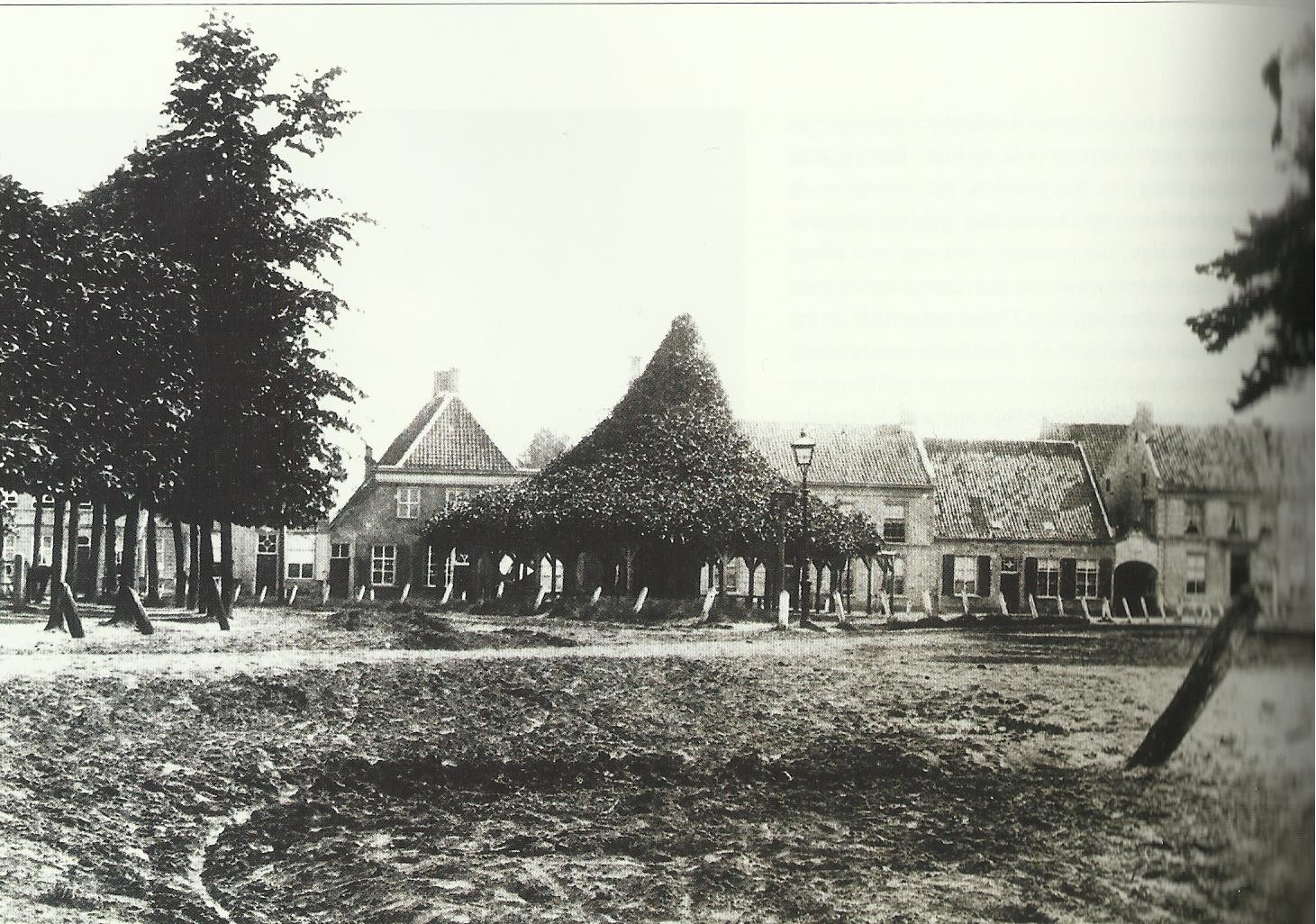 Links van de lindeboom de bakkerij van Knegtel.
