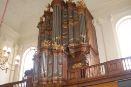 Maar ook belangwekkende orgels van gerenommeerde hedendaagse orgelbouwers, zoals dat van de Kloosterkerk (Marcussen 1966) en Grote Kerk (Metzler 1971).