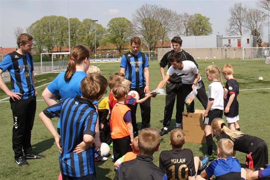 Op Hemelvaartsdag kampen vele teams weer om de zeskampbokaal. Allemaal veel plezier!