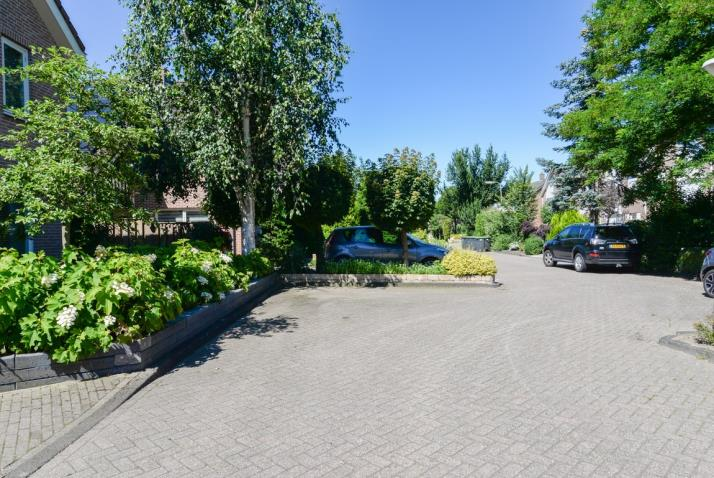 De woning is licht en modern en heeft de woonkamer aan de tuinzijde op de zuidkant. De Vilsterkamp loopt in een U-vorm en ligt aan een groot veld.