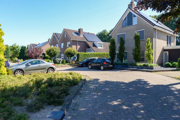 In het andere deel van de straat, waar deze woning staat, zijn meerdere plantsoentjes en de inmiddels volwassen tuinen zorgen daar voor veel groen.