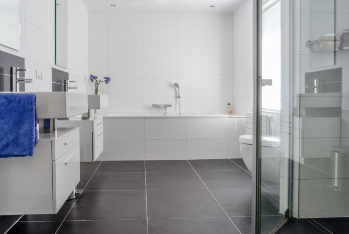 In de grote badkamer (ruim 10 m²) kunt u met meerdere personen tegelijk vertoeven.