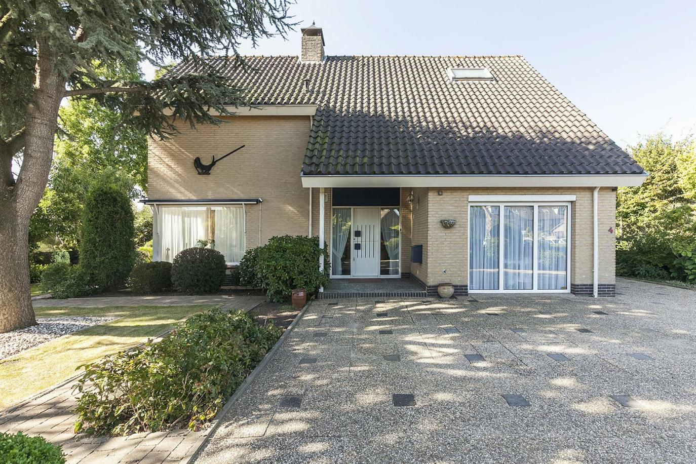 Kalverdans 4 Boskoop Vraagprijs 575.000,-- k.k. Centraal gelegen in de woonwijk Snijdelwijk van Boskoop ligt aan een rustige straat deze riante vrijstaande woning.