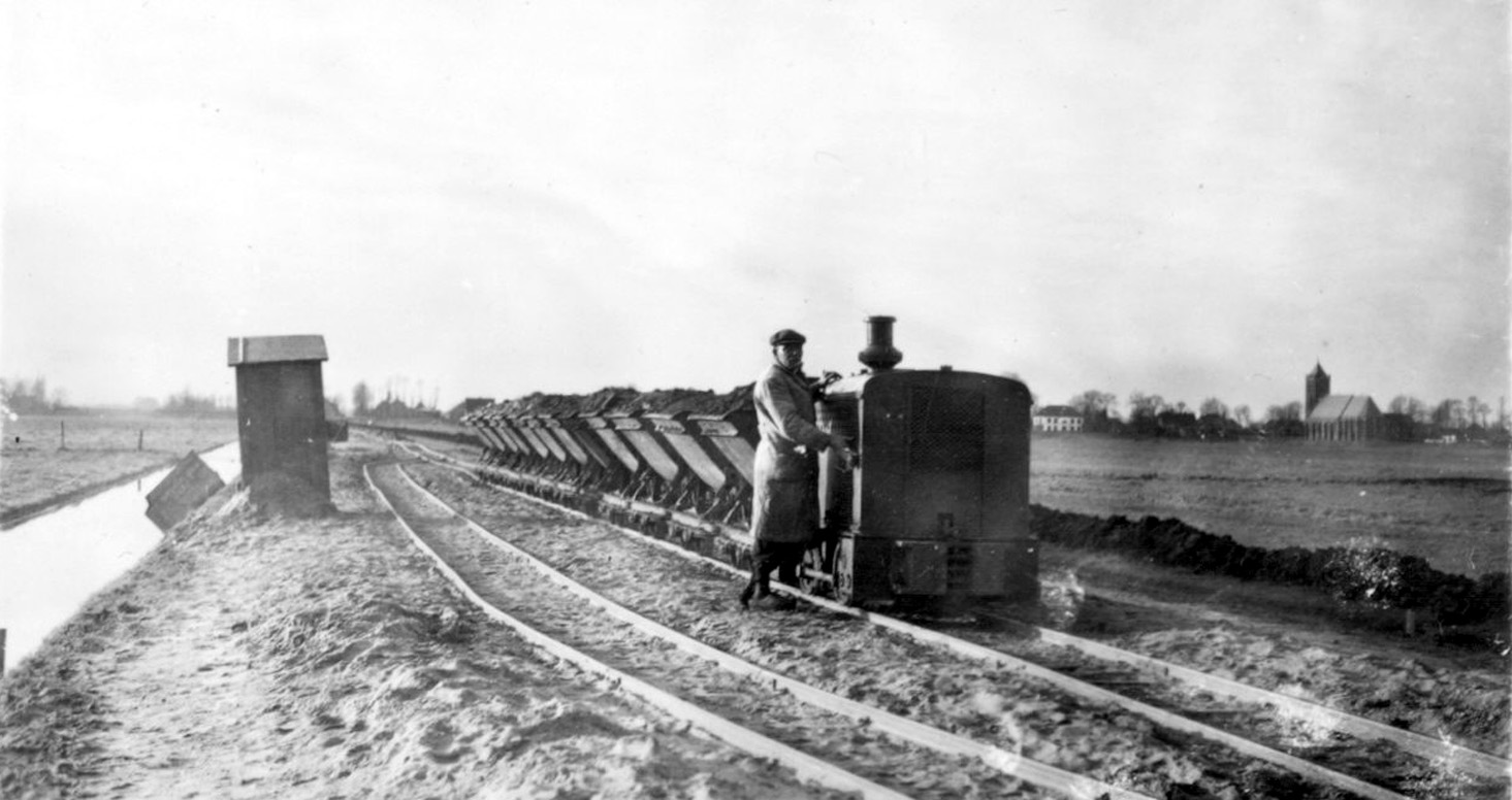 Zandtrein bij de Anna Louwenweg bij Eemnes-Binnen in november 1939. Rechts achter staat de Pieterskerk.