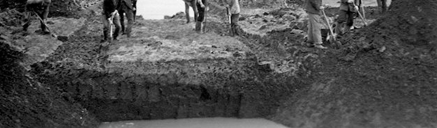 De zeedijk van de Wakkerendijk was gedeeltelijk afgegraven toen de weg werd verbreed ± 1935 en was grotendeels gebruikt door de boeren voor ophoging van hun erf rondom de boerderij.