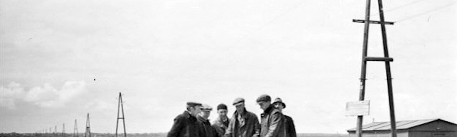 Inspectie door de Plaatselijke Commissie in november 1940. Foto bij de Vaartsteeg bij het gemaal. Links: Ruth van 't Klooster; 4 e Gerrit Roodhart (zoon van Teus; Meentweg 57).