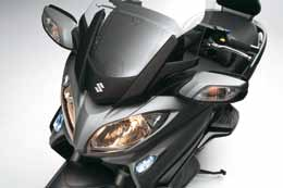 PGZ: Metallic Mat Fibroin Gray 650ZA YKV: Metallic Mat Black No.2 De Suzuki Burgman 650ZA mag zich met recht de limousine onder de motorscooters noemen.