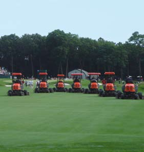 Op holes 4 en 10 moest ik de markering verwijderen en na het passeren van de maaier op exact dezelfde plaats terugplaatsen.