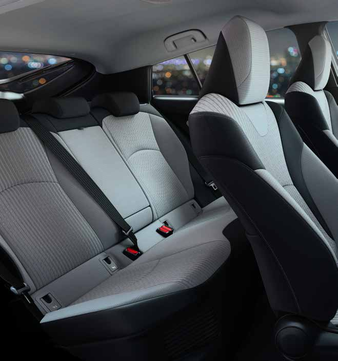 KNAP ZIN VOOR DETAIL DIE HET VERSCHIL MAAKT Het interieur van de Prius combineert kwaliteit, functionaliteit en speelsheid.