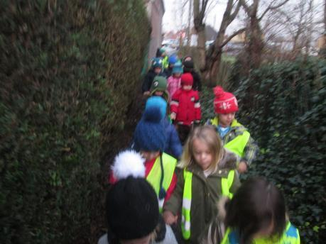 school tijdens onze wandeling. In het begin lag de school links van ons, een beetje verder lag de school helemaal achter ons.