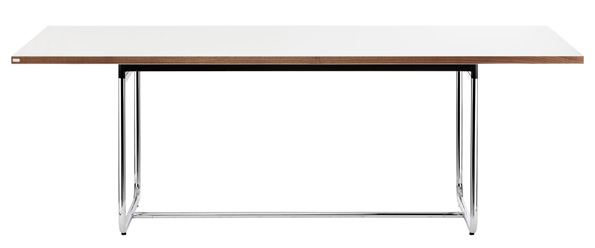 Piètement / Frame Chromé / Verchroomd Nickelé / Vernikkeld Laqué / Gelakt Plateau de table / Tafelblad Cette table classique aux détails particuliers combine un plateau sobre en bois à un piètement