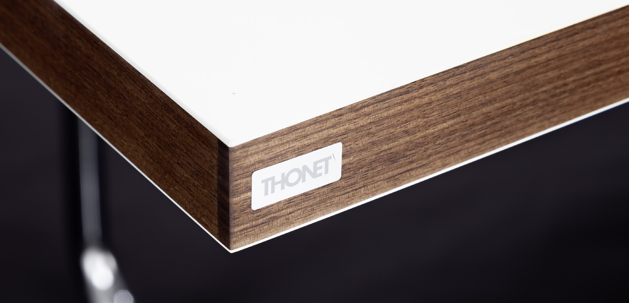 ThonetDur S 1070 Doux au toucher et lisse comme un miroir la nouvelle finition ThonetDur de qualité supérieure garantit non seulement une protection optimale et pérenne des meubles en bois de Thonet,