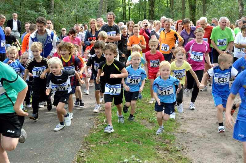 Bij de start werd iedereen welkom geheten door de sfeervolle klanken van een feestband, bestaande uit diverse Brabantse deelnemers die spontaan deze mooie geste bedacht hadden.