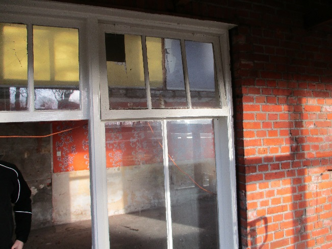 Asbestvrije kit /stopverf langs de ramen in de houten kozijnen van de boerderij
