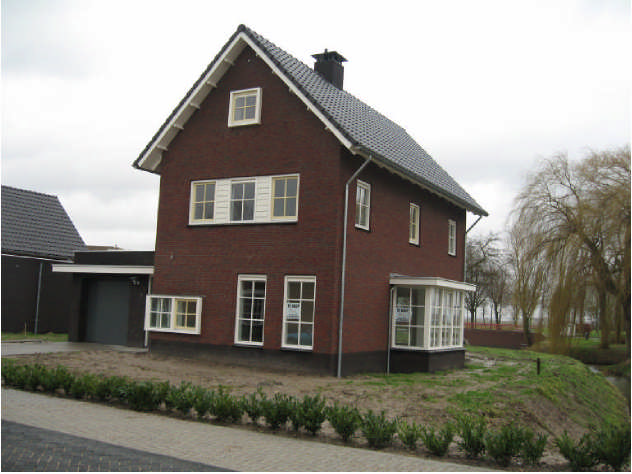 Algemeen Op een rustige en unieke locatie aan de rand van Maasdam gelegen vrijstaande nieuwbouwwoning met aangebouwde garage. De woning is eind opgeleverd.