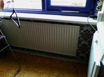 Door de warmtestraling van de radiator wordt ook de binnenzijde van de muur opgewarmd.