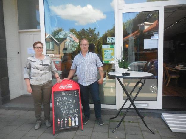 400 eenzame mensen in Overschie, dat zijn er echt veel teveel. Dit eetcafé wordt vooral gebruikt om mensen met elkaar in contact te brengen.