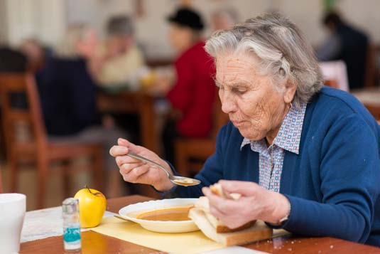 Over deze training Over deze training De hulpverlener heeft een belangrijke taak bij het ondersteunen van de cliënten bij eten en drinken.