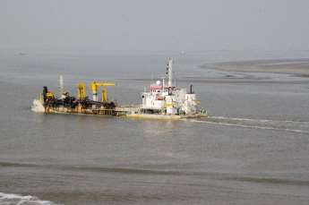 4. Oosterschelde: kering, dijken en zand De voorkeursstrategie voor de Oosterschelde is gericht op een lange termijn strategie voor versterking en beheer van dijken, samen met een structurele aanpak