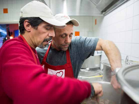 6 Missie en Visie 7 Onze missie Resto VanHarte vindt dat iedereen erbij hoort in de samenleving. De aansluiting met de samenleving verliezen kan iedereen overkomen door een tal van oorzaken.