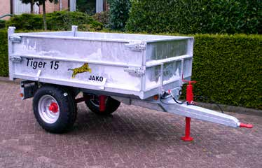 JAKO KIPWAGEN Tiger 15 enkelas JAKO KIPWAGEN Tiger 35 enkelas Bakmaat 2350x1580x300 mm Stalen bodemplaat en schotten 3 mm dik Laadvloerhoogte 85 cm FAD as 60 mm vkt.