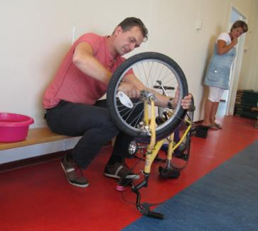 In de vijver ziet ze allemaal rommel drijven. Wat hebben we een lol als we bij de watertafel spelen en zelf spullen zien zinken of juist drijven. Ook de fietsenmakerhoek is een groot succes.