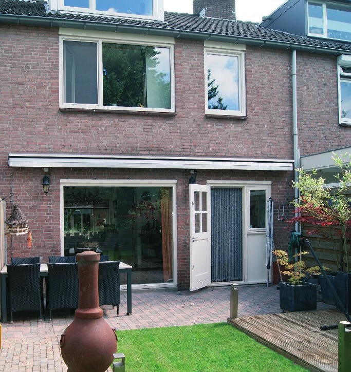 De living is ruim en door de ligging heeft u hier totaal geen inkijk wat opvallend is bij deze woning, de living is voorzien van een open haard partij met een gezellige zithoek.