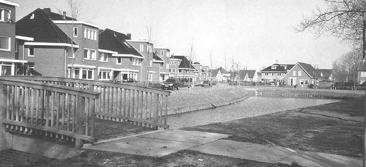 Een deel van de zogenaamde Vissenbuurt werd gebouwd in de stijl van de jaren dertig (foto: Rom van der Schaaf, 2005). Noten 1. Boek Sleumer blz 32 e.v. 2. Swanheim afgebrand in 1944; adres was Goyergracht Zuid 33.