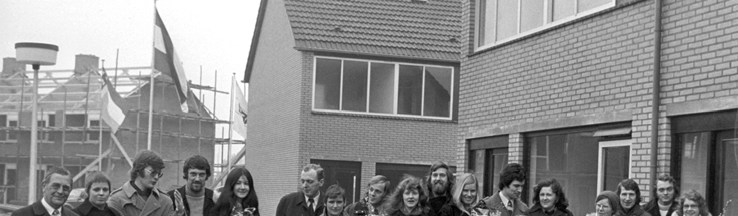 Burgemeester De Bekker (links) was aanwezig bij de overhandiging van de sleutels aan acht jonge gezinnen. Zij werden in februari 1973 de eerste bewoners van de Fazantenhof (foto G. en E. 21 febr.