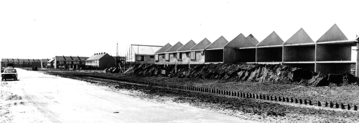 De bouw van het tweede deelplan ging heel snel. Hier de rij huizen Rietgors 26-42, evenwijdig aan de Noordersingel (foto 1974, archief Historische Kring Eemnes).