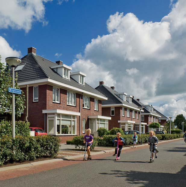 Projecten in 2011 [Nederland] In oktober werd gestart met de verkoop van de eerste 56 woningen in het westelijk deel van het project Oostpoort in Amsterdam. Het winkelcentrum van 17.