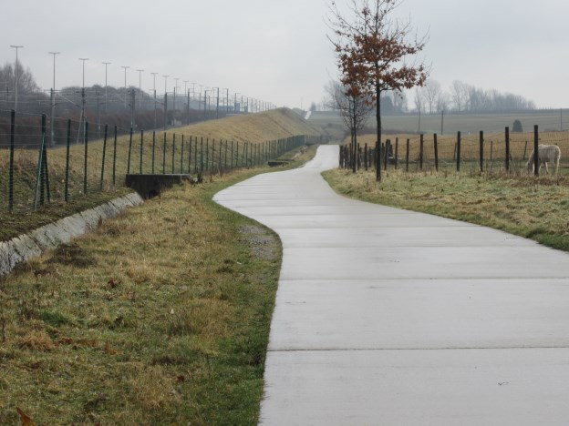 auto s langs de Merenstraat - verbetering van het fietscomfort op de grote verbindingswegen door het landelijke gebied (diverse types van wegprofielen op basis van combinatie kassei/beton/groene