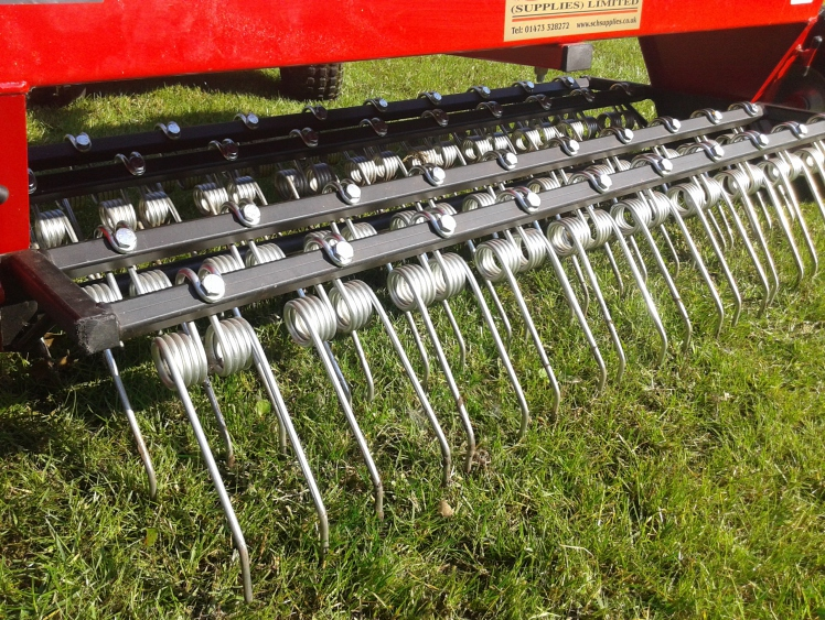 Deze gladde rol is voor het aanrollen van de grasmat. Vlakrollen van molshopen en gangen. Werkbreedte is 150 cm.