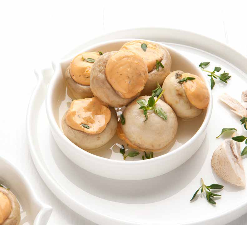 CHAMPIGNON MET VERSE ROOMKAASVULLING Kleine champignons gevuld met een fijne crème van kwarkkaas en kruiden, bewaard in een plantaardige olie.
