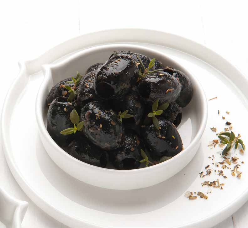ZWARTE OLIJVEN KRUIDEN/LOOK ZONDER PIT Zwarte olijven zonder pit met kruiden en knoflook, gemarineerd in plantaardige olie (zonder olie verpakt).