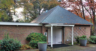 Een deel van de graven op de begraafplaats is gazons en mooie doorkijken. Achter de monumentale ingedeeld in grasstroken aan rechte klinkerpaden en worden entree ligt de aula.