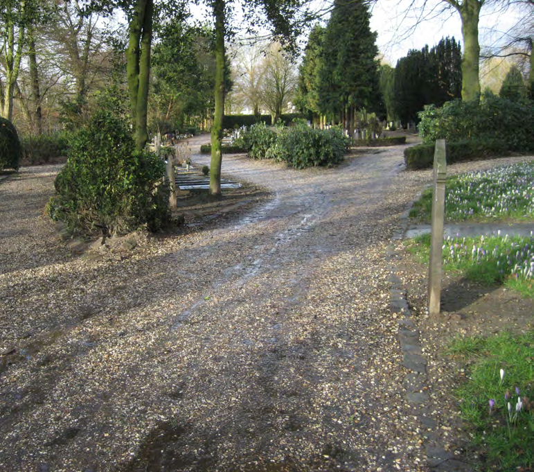 Veelheid aan paden aan de westzijde van de oude begraafplaats. een niet-bestaand, niet-nederlands landschap.