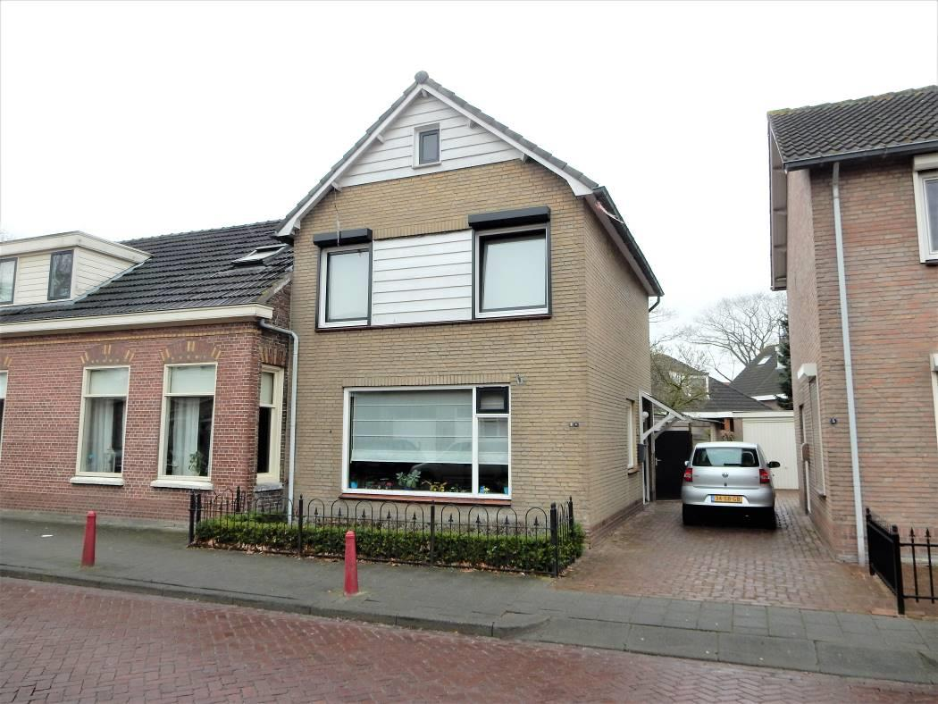 Kloosterstraat 3A, 4921BC Made Koopprijs : 195.000,- k.k. Verbouwd/gemoderniseerd nagenoeg vrijstaand woonhuis met tuin en berging.