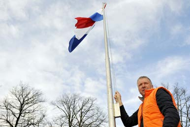 Oranje wimpel en bijzondere gebeurtenissen: Op Koningsdag en op verjaardagen van leden van het Koninklijk Huis wordt de vlag met een oranje wimpel gehesen.