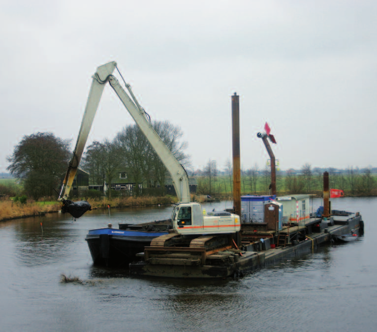 BAGGEREN HOOFDWATERLOPEN Wetterskip Fryslân onderhoudt het leggerprofiel en daarmee de waterbodem goed.