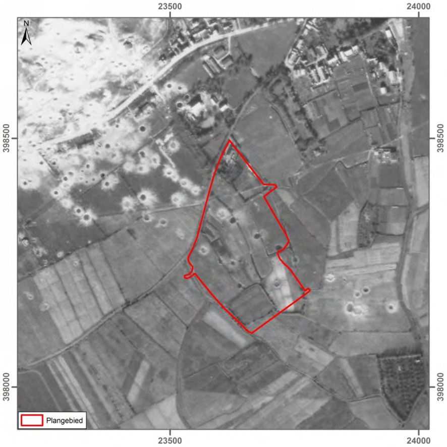 2.3.4 Recent gebruik: verstoringen en luchtfoto s In kader van het archeologisch bureauonderzoek zijn meerdere luchtfoto s geraadpleegd: uit 1944 (RAF, vlucht 36, foto 4052, 14 oktober 1944), 1959,