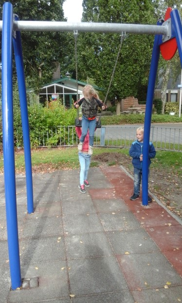 Nieuws uit de groepen Groep 1/2 Wat een feest! Op woensdag 5 oktober kwam er een groot aantal opa s en oma s om samen met ons de Kinderboekenweek in te luiden.