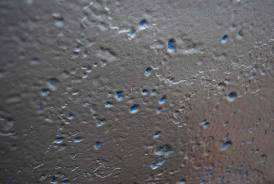 Micro-organismen kunnen zich nestelen in kleine putjes ontstaan door corrosie. Bij de dichtingsmaterialen moet men vooral rekening houden met het absorptiegedrag en de chemische resistentie.