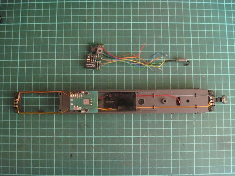 Als het omschakelprintje verwijderd is ziet het onderstel er zo uit. Ik wil voor de ombouw een decoder gebruiken van ESU en ESU gebruikt de kleur codering volgens de NMRA norm.