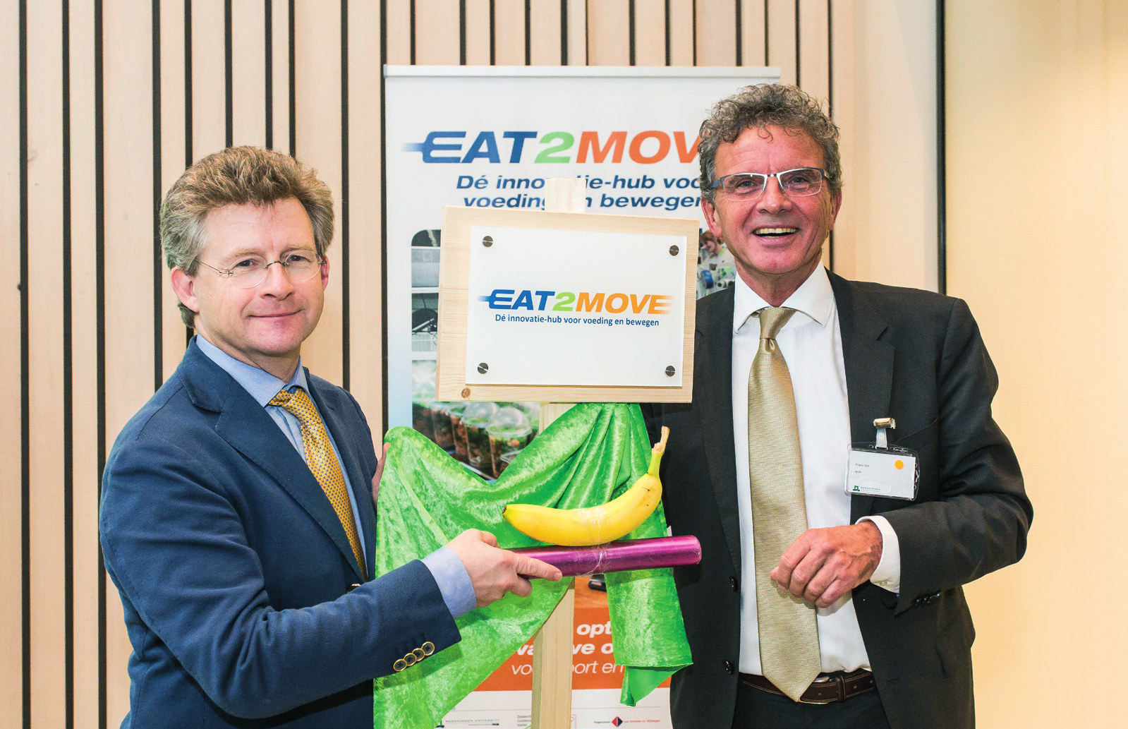 Michiel Scheffer en Frans Kok openen het innovatieloket. Innovatieloket voor bedrijven Eind oktober werd het innovatieloket voor voeding en bewegen geopend.