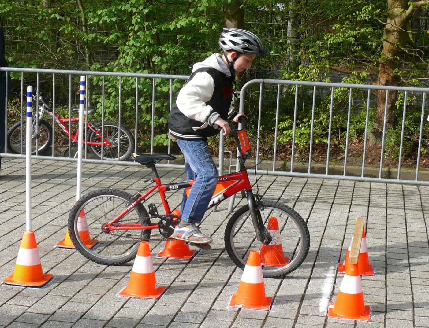 Provinciale wedstrijd verkeersveiligheid 2013 Proef op het behendigheidsparcours voor fietsers