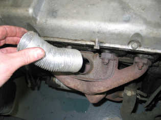 Carefully lengthen the flexi cold air hose, feed the hose down the side of the radiator & through to the lower grille. Secure the hose to the lower grille using a plastic tie supplied. (Fig.17) 18.