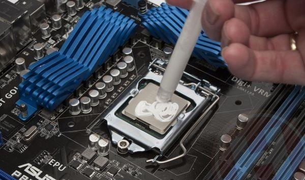 Zodra je de hendel weer naar onder beweegt en vastklemt, zit de processor muurvast. Bij AMD-systemen zitten de pinnetjes aan de processor en niet in de socket.