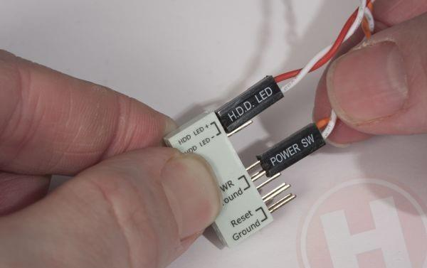 STAP 9: CONNECTORS AANSLUITEN Nu is het tijd om de diverse connectoren binnen de behuizing aan te sluiten op het moederbord.